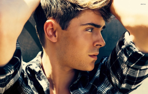 Зак Эфрон крупным планом