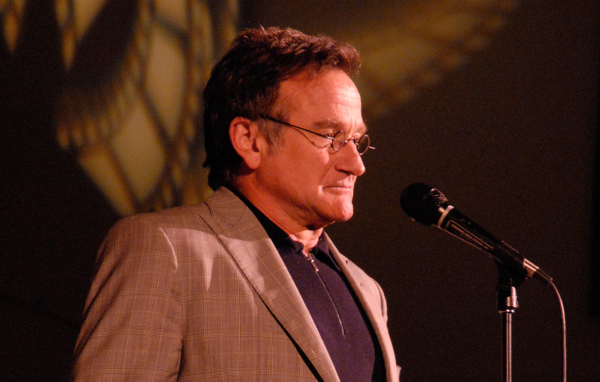 Актер Робин Уильямс выступает у микрофона