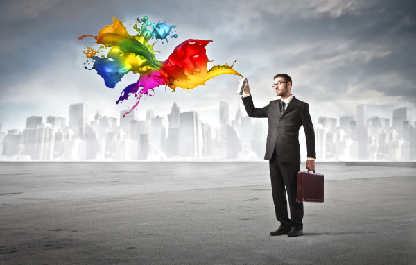 Мужчина распыляет краски