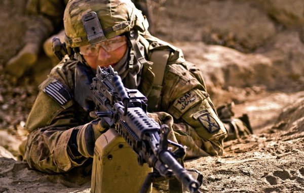 Солдат с пулеметом