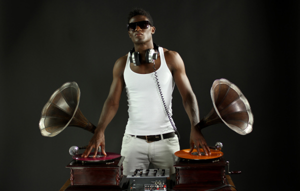 Темнокожий диджей