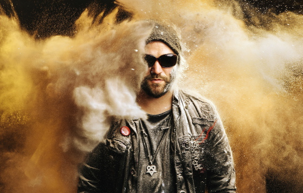 Человек на фоне песка