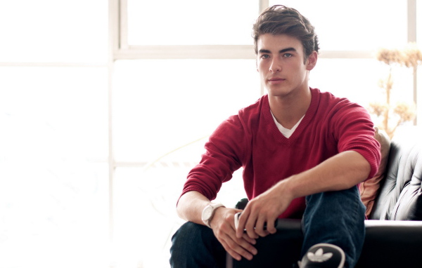 Портрет парня у окна