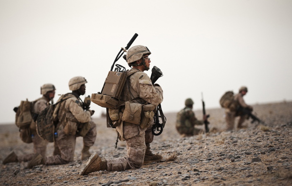 Солдаты идут в наступление