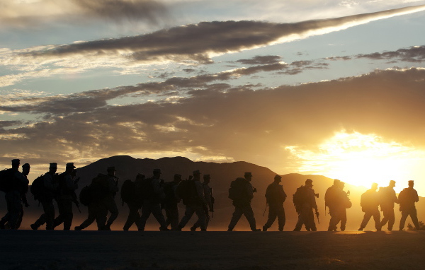 Солдаты идут на закате солнца