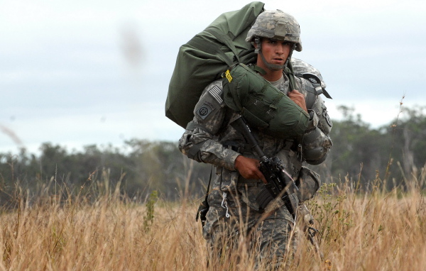 Солдат в траве