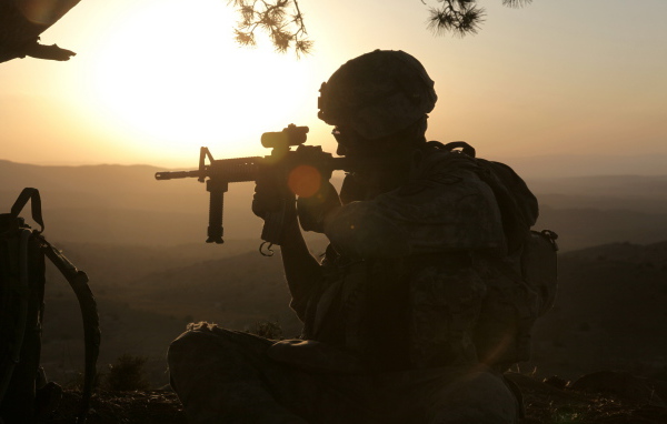 Солдат с оружием на закате