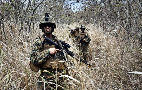 Солдаты с оружием на войне