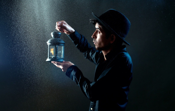 Парень с лампой