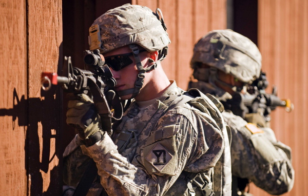 Солдаты целятся из винтовки