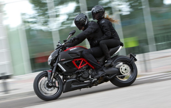 Красивый мотоцикл Ducati Diavel
