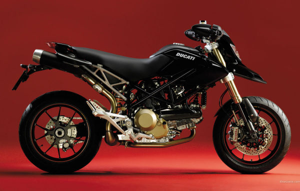Красивый мотоцикл Ducati Hypermotard