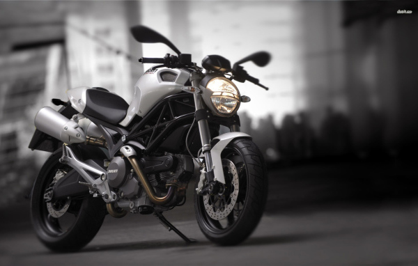 Красивый мотоцикл Ducati Monster 1200