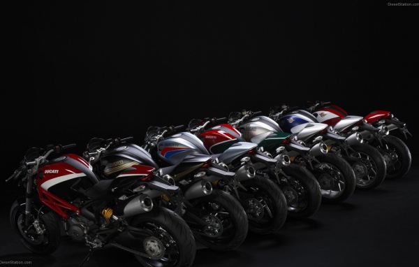 Красивый мотоцикл Ducati Monster Diesel