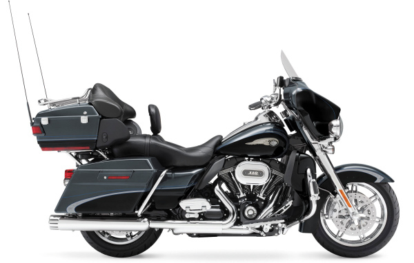 Красивый мотоцикл Harley-Davidson CVO Electra Glide Ultra Classic