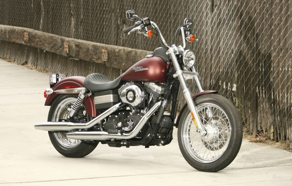 Красивый мотоцикл Harley-Davidson Dyna Street Bob