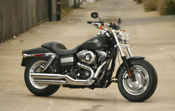 Красивый мотоцикл Harley-Davidson Dyna Super Glide Custom