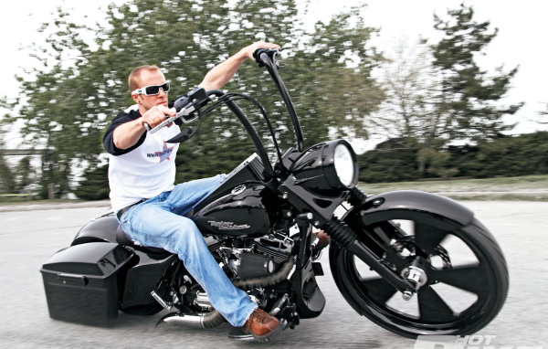 Красивый мотоцикл Harley-Davidson Road King Anniversary Edition