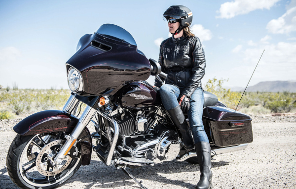 Красивый мотоцикл Harley-Davidson Street Glide