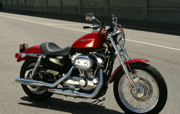 Красивый мотоцикл Harley-Davidson XL 883R Sportster Roadster
