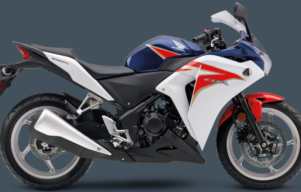Красивый мотоцикл Honda CBR 250 R