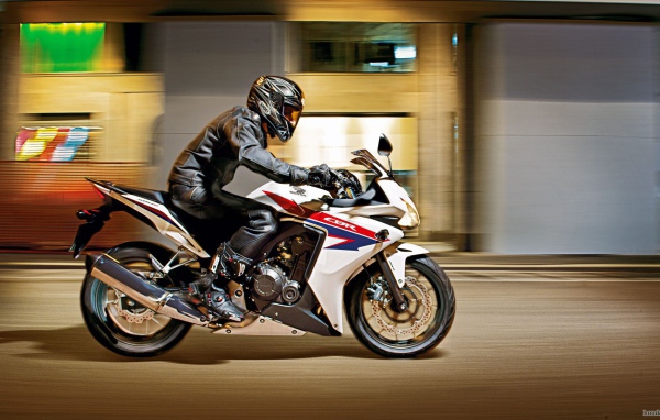 Красивый мотоцикл Honda CBR 500 R