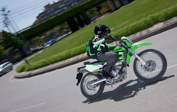 Красивый мотоцикл Kawasaki KLX 250