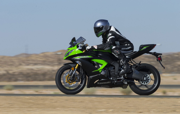 Красивый мотоцикл Kawasaki Ninja ZX-6R 636 Performance