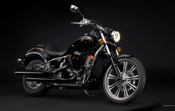 Красивый мотоцикл Kawasaki VN 900 Classic