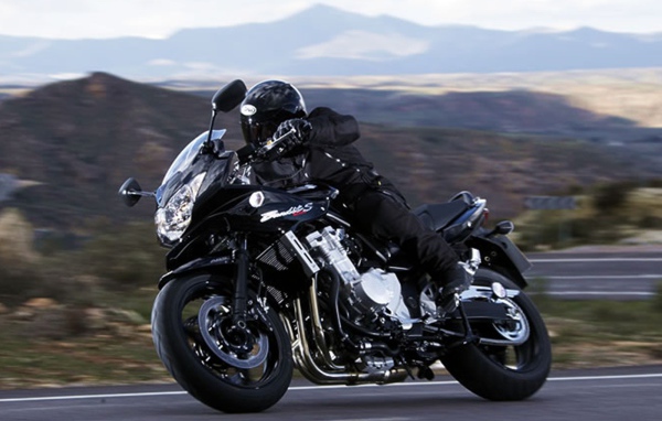 Красивый мотоцикл Suzuki  GSF 1250 S