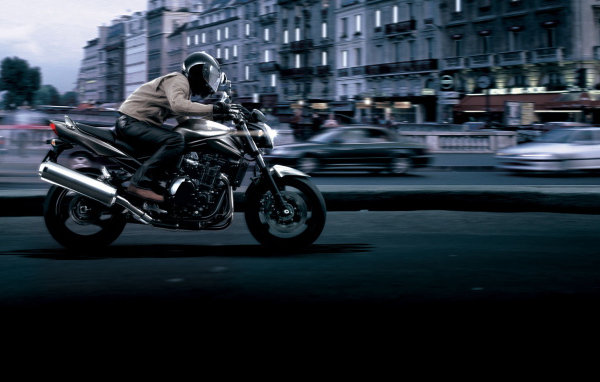 Красивый мотоцикл Suzuki  GSF 650