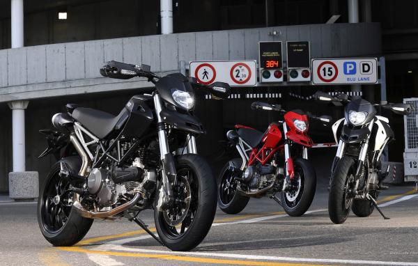 Красивый мотоцикл в москве Ducati Hyperstrada