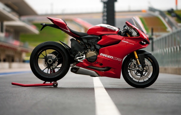 Красивый мотоцикл в москве Ducati Superbike 1199 Panigale