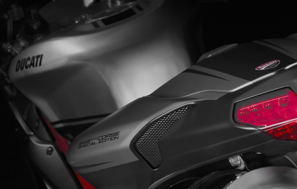 Мотоцикл модели Ducati Superbike 848 Evo