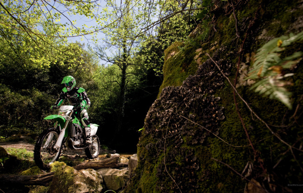 Мотоцикл модели Kawasaki KLX 450 R