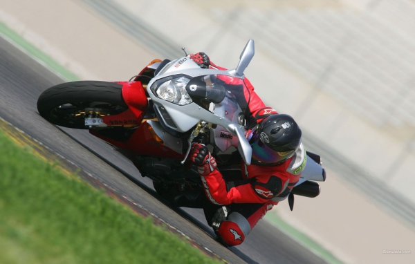 Мотогонщик на крутом вираже