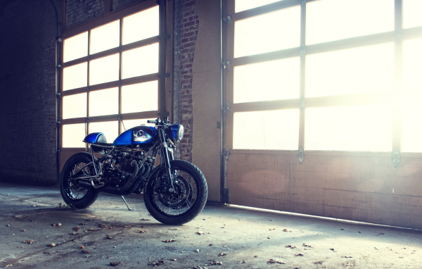 Синий байк в гараже