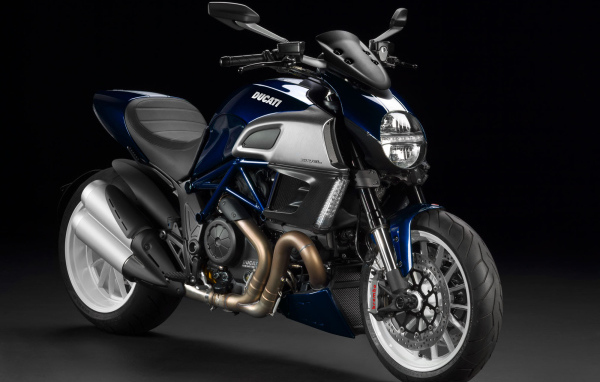 Быстрый мотоцикл Ducati Diavel