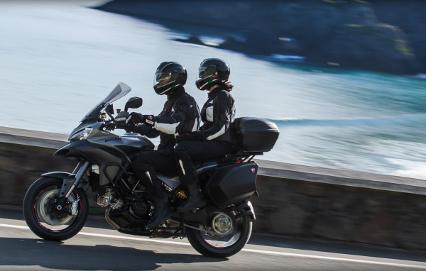 Быстрый мотоцикл Ducati Multistrada 1200 S Granturismo