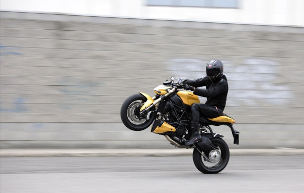 Быстрый мотоцикл Ducati Streetfighter 848