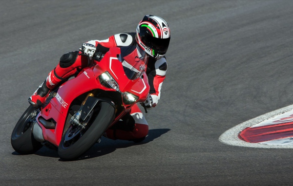 Быстрый мотоцикл Ducati Superbike 1199 Panigale