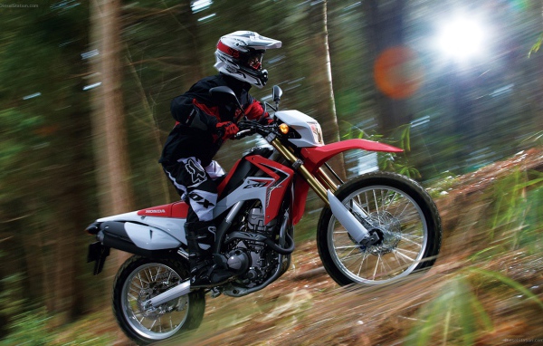 Быстрый мотоцикл Honda CRF 250 L
