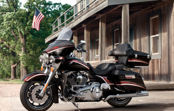 Быстрый мотоцикл Harley-Davidson CVO Electra Glide Ultra Classic