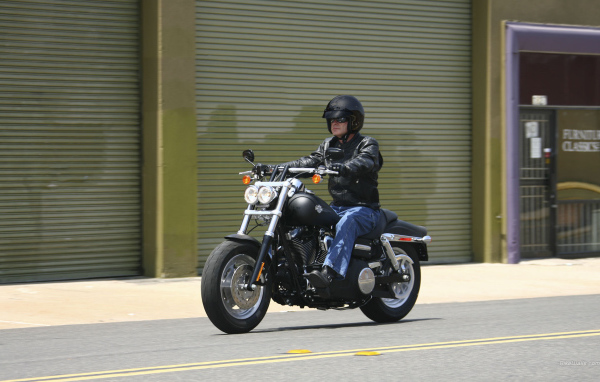 Быстрый мотоцикл Harley-Davidson Dyna Fat Bob