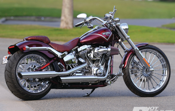 Быстрый мотоцикл Harley-Davidson Softail Breakout