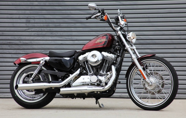 Быстрый мотоцикл Harley-Davidson XL 1200V Sportster Seventy-Two