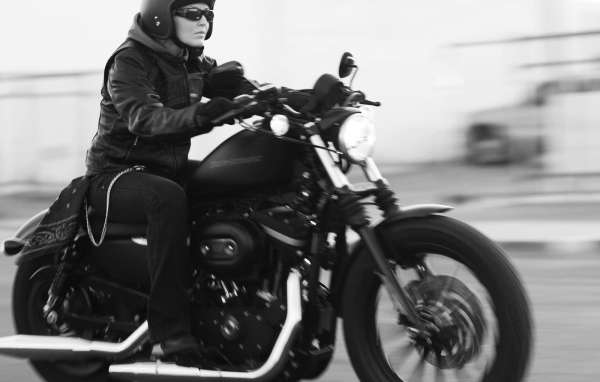 Быстрый мотоцикл Harley-Davidson XL 883N Sportster Iron