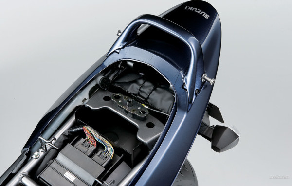 Быстрый мотоцикл Suzuki GSF 1250 S