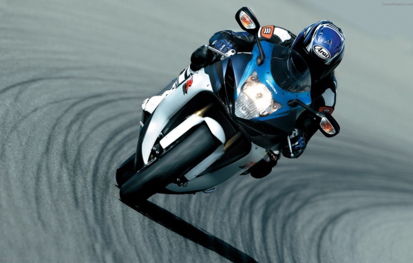 Быстрый мотоцикл Suzuki GSX-R 750