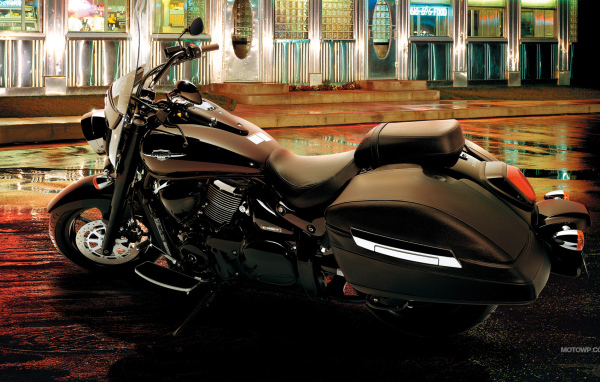 Быстрый мотоцикл Suzuki Intruder C1500T